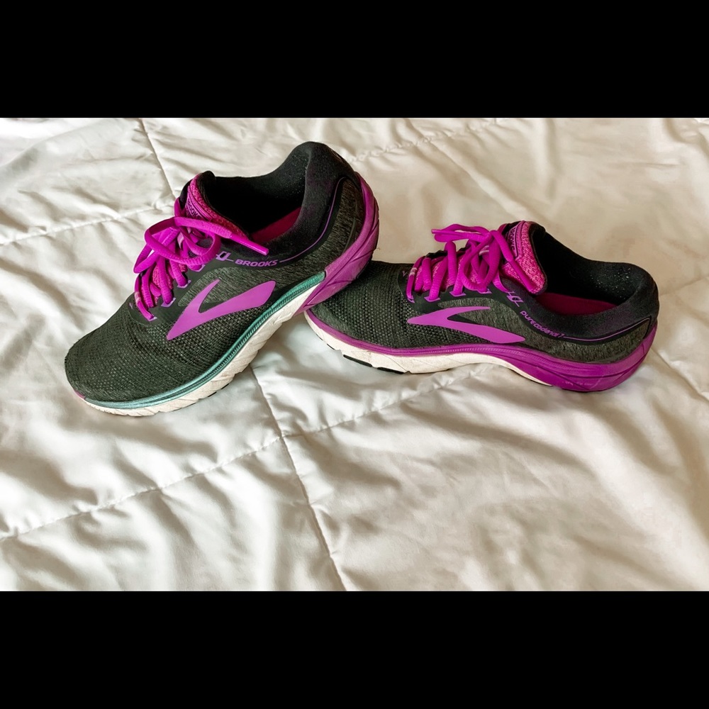 Tennis shoes